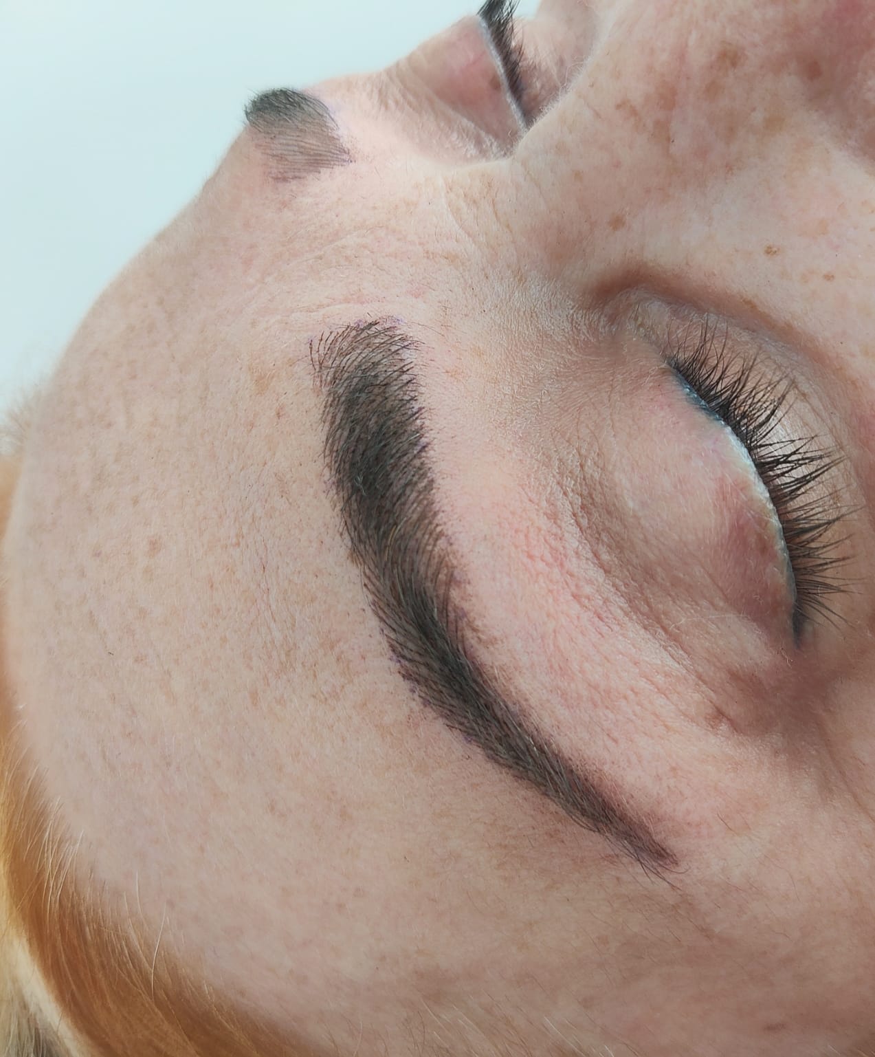 Micropigmentação com a técnica fio a fio.